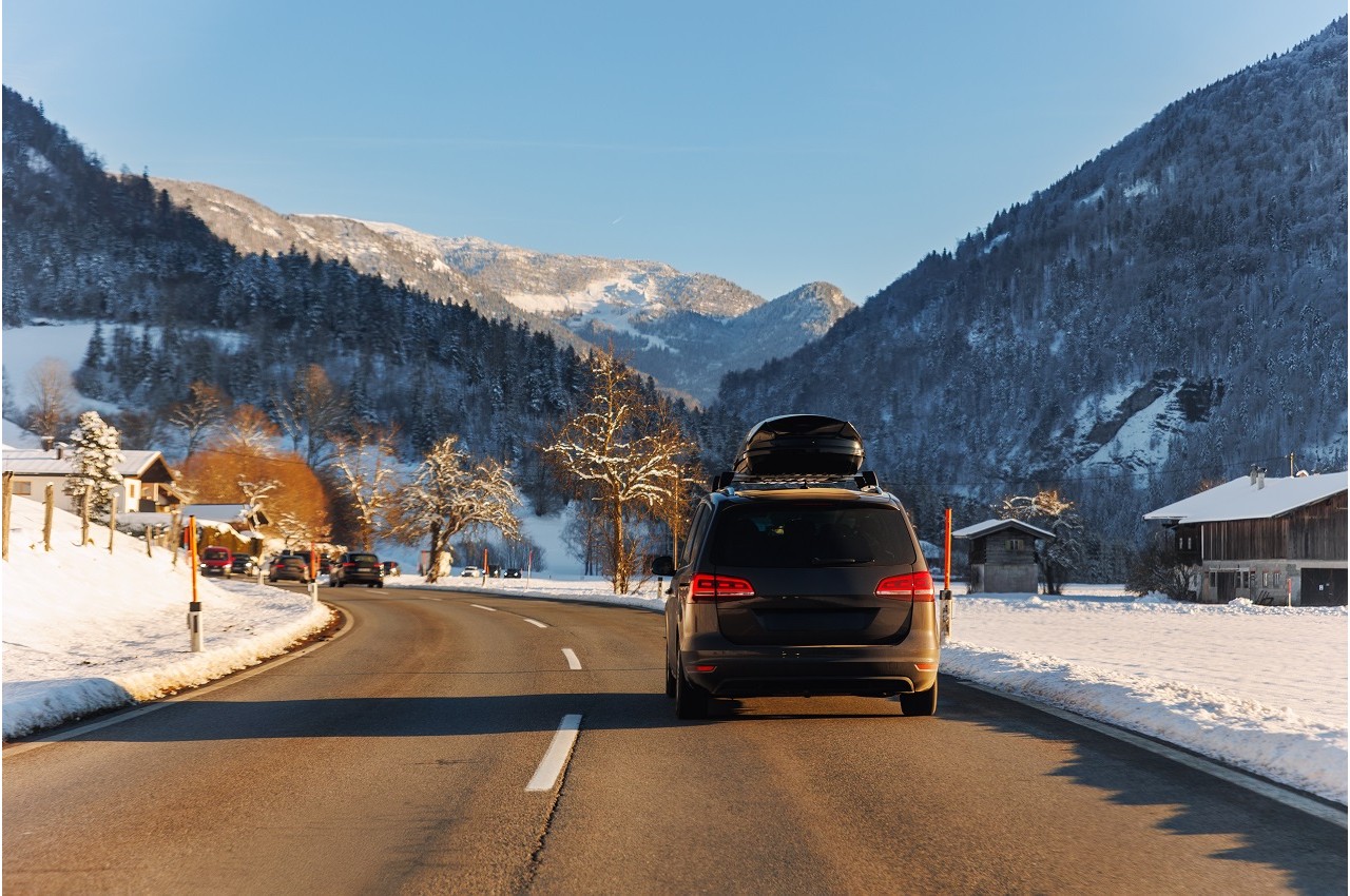 Jak zamontować narty na dachu samochodu