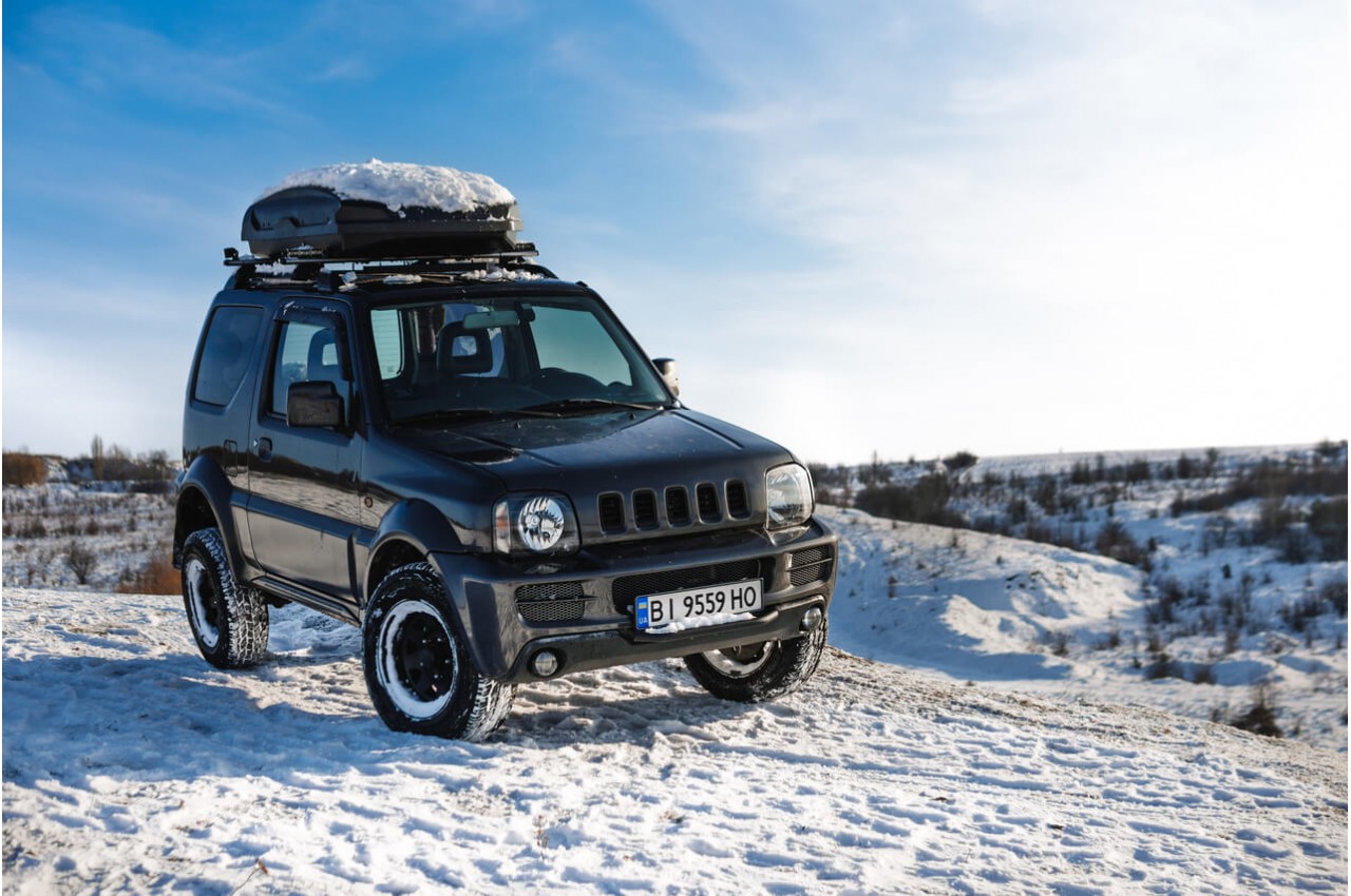 Jak wybrać idealny bagażnik dachowy na ferie zimowe?