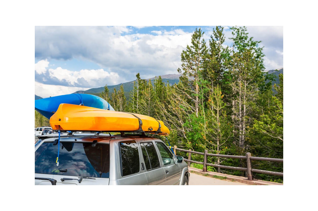 Jak transportować kajak na dachu samochodu? Praktyczny poradnik