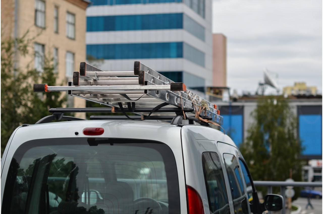 Jak zamocować drabinę na dachu samochodu?